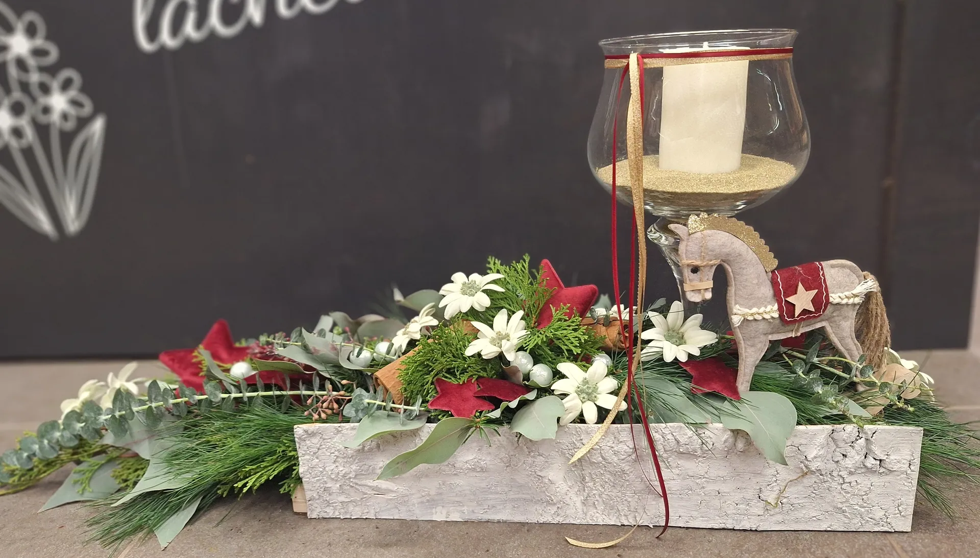 Dekorative Floristik mit Kerze