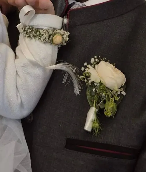 Weiße Hochzeitsdekoration mit Rosen